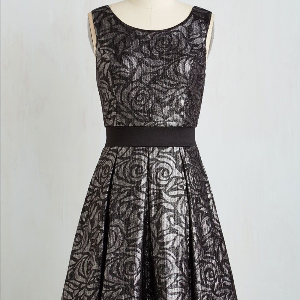 EUC Shine Of The Times silver rose print mini sleeveless dress